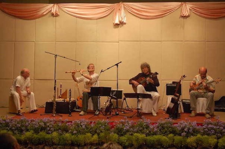 performing-with-members-of-GRYPHON-in-Pattaya