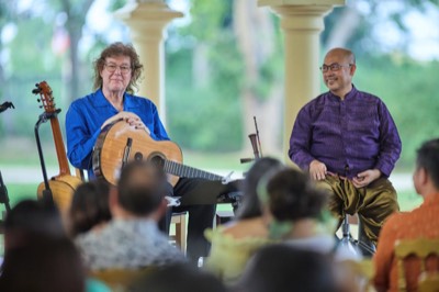  performing with Anant Narkkong at Mrigadayavan Palace 